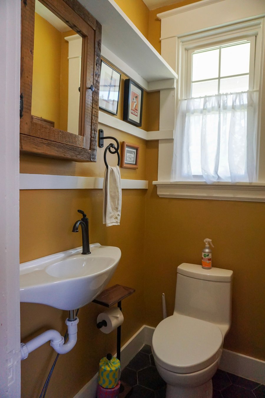 1/2 bath: not bad for a former pantry!