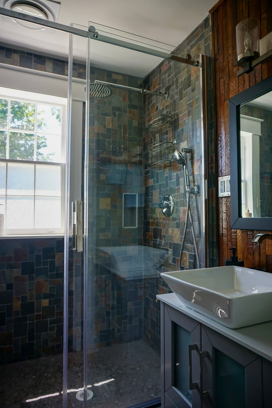 Upstairs bathroom: the amazing rain shower, there's even a bench inside for your toiletries.