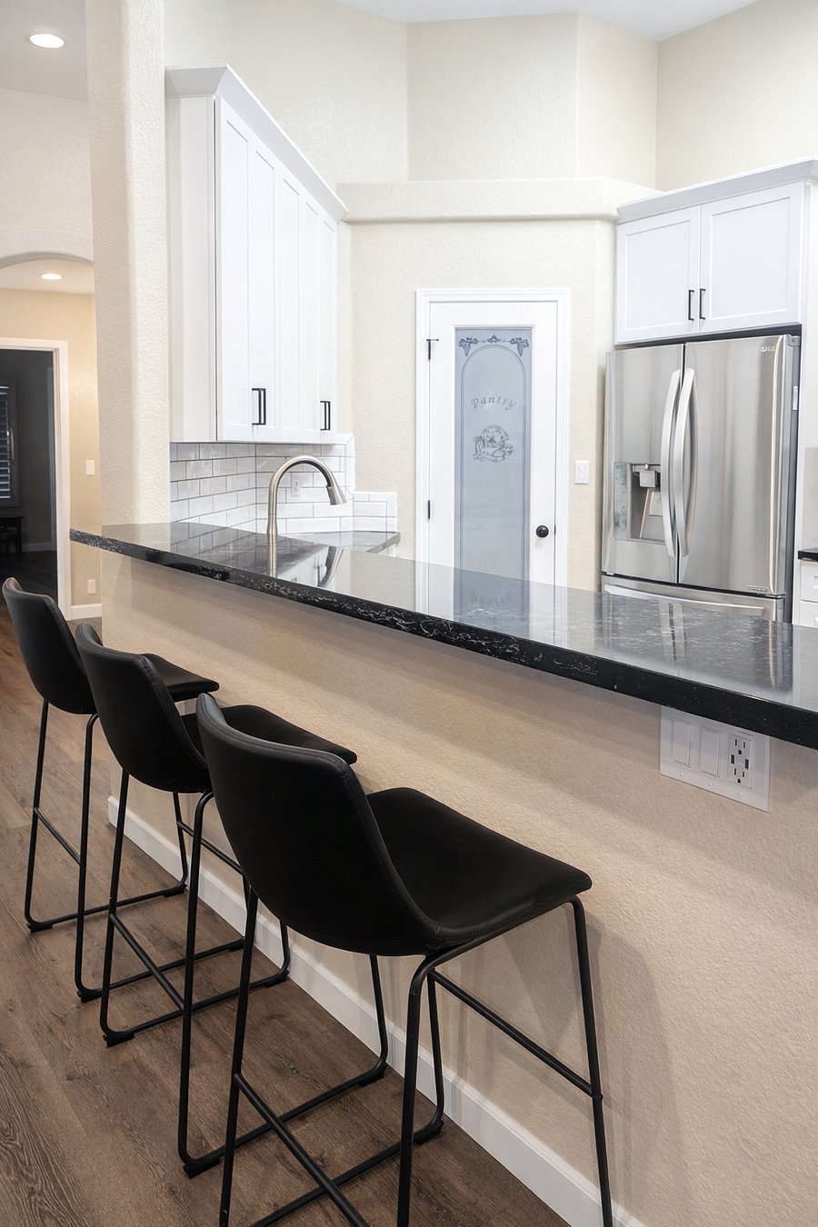 KITCHEN/BAR