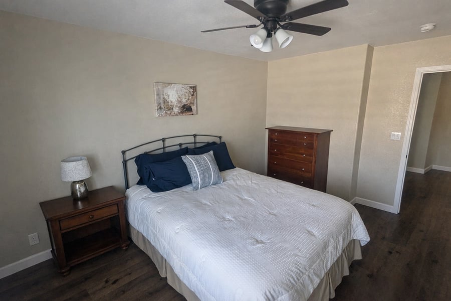 GUEST ROOM/QUEEN SIZE BED