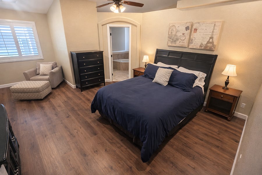 MASTER BEDROOM/QUEEN SIZE BED