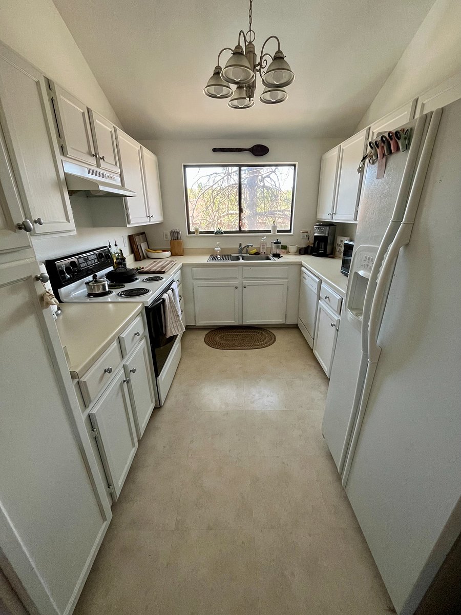 Functional kitchen with full size range/oven, fridge, microwave, toaster oven, coffee maker (with grinder), and Ninja :) 