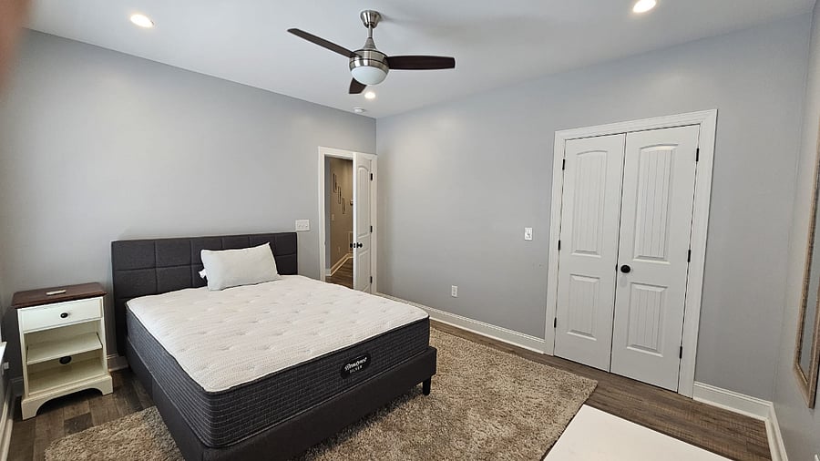 Queen size bed 