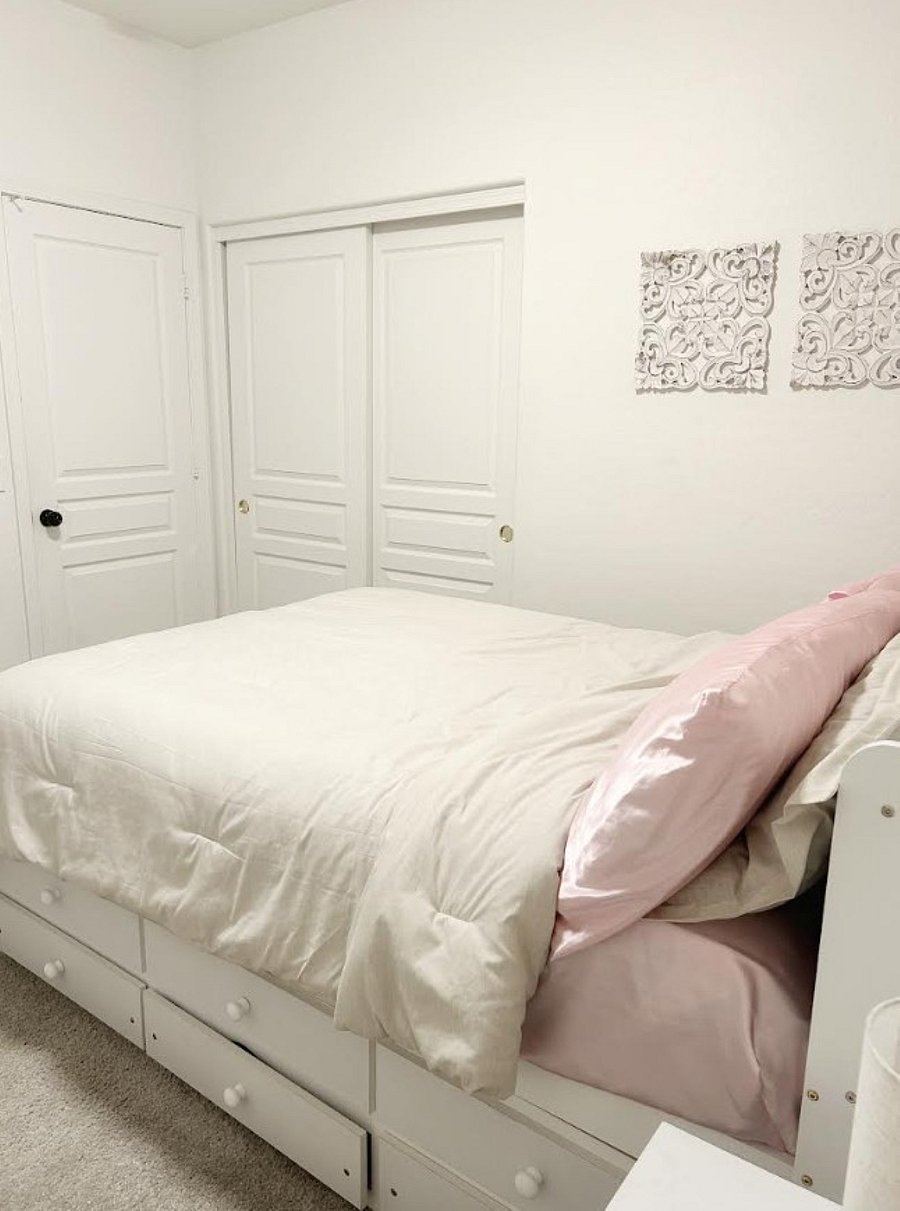 3rd bedroom with full-size bed, along with an optional twin-size pull-out trundle bed.