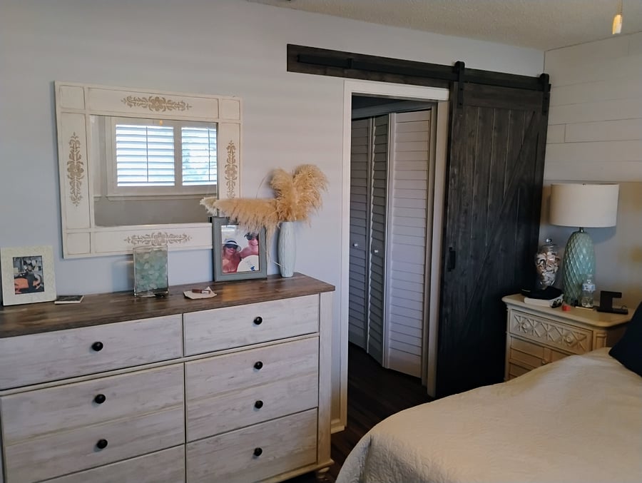 Master bedroom (2 dressers)