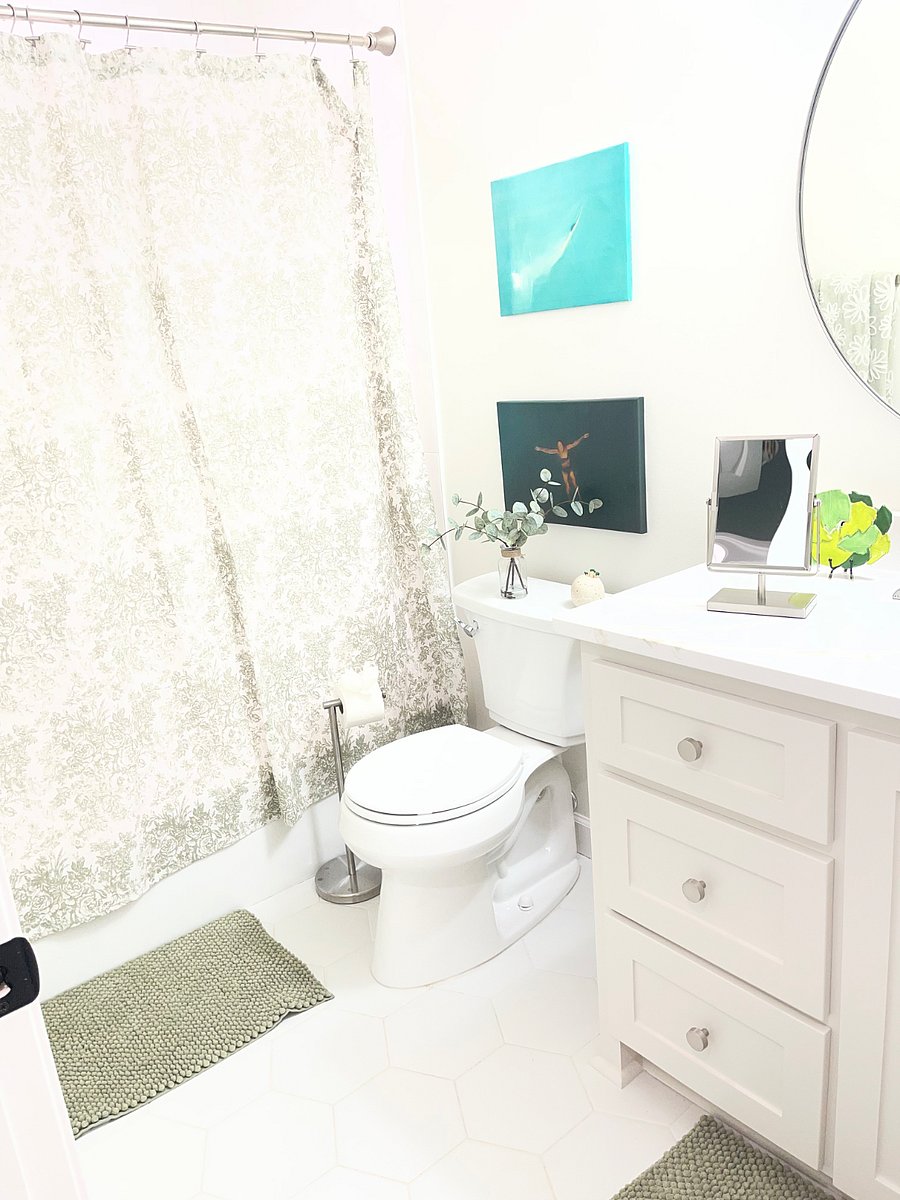 Guest bathroom, full bathtub