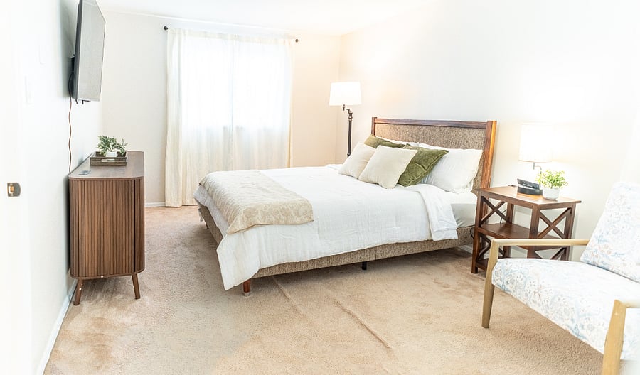 2nd floor Queen Bedroom