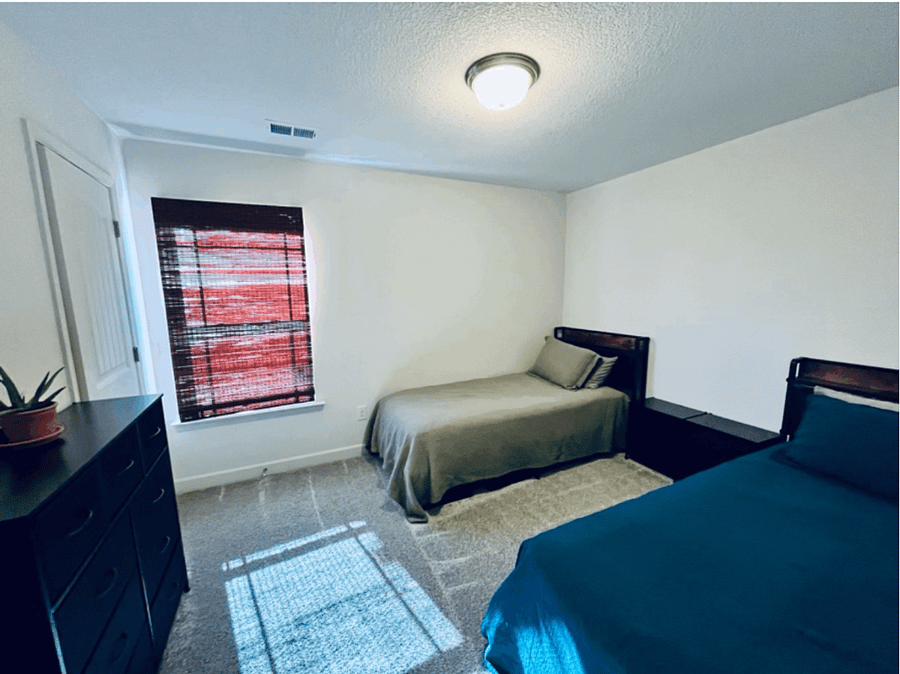 Bedroom 2 with two twin beds