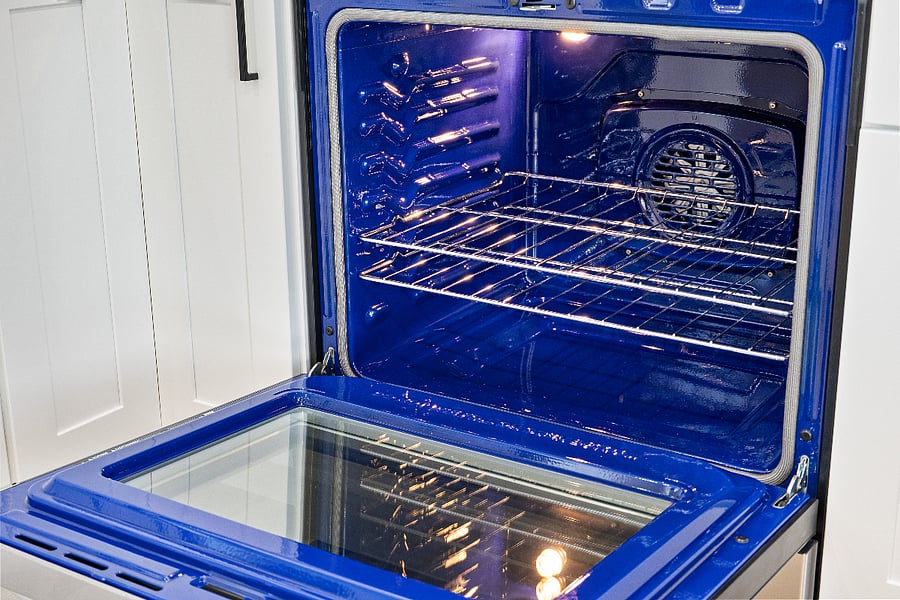 Full size oven, cookware and bakeware included