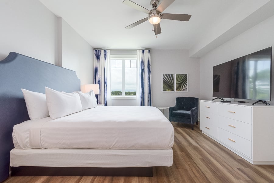 Guest Bedroom with Queen bed