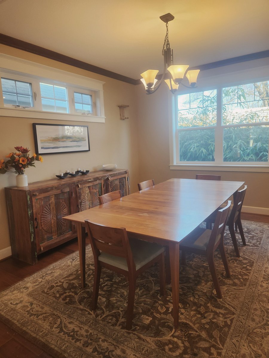 Dining Room
Sophisticated dining area with an expandable table that comfortably seats 1012, ideal for hosting and gatherings.