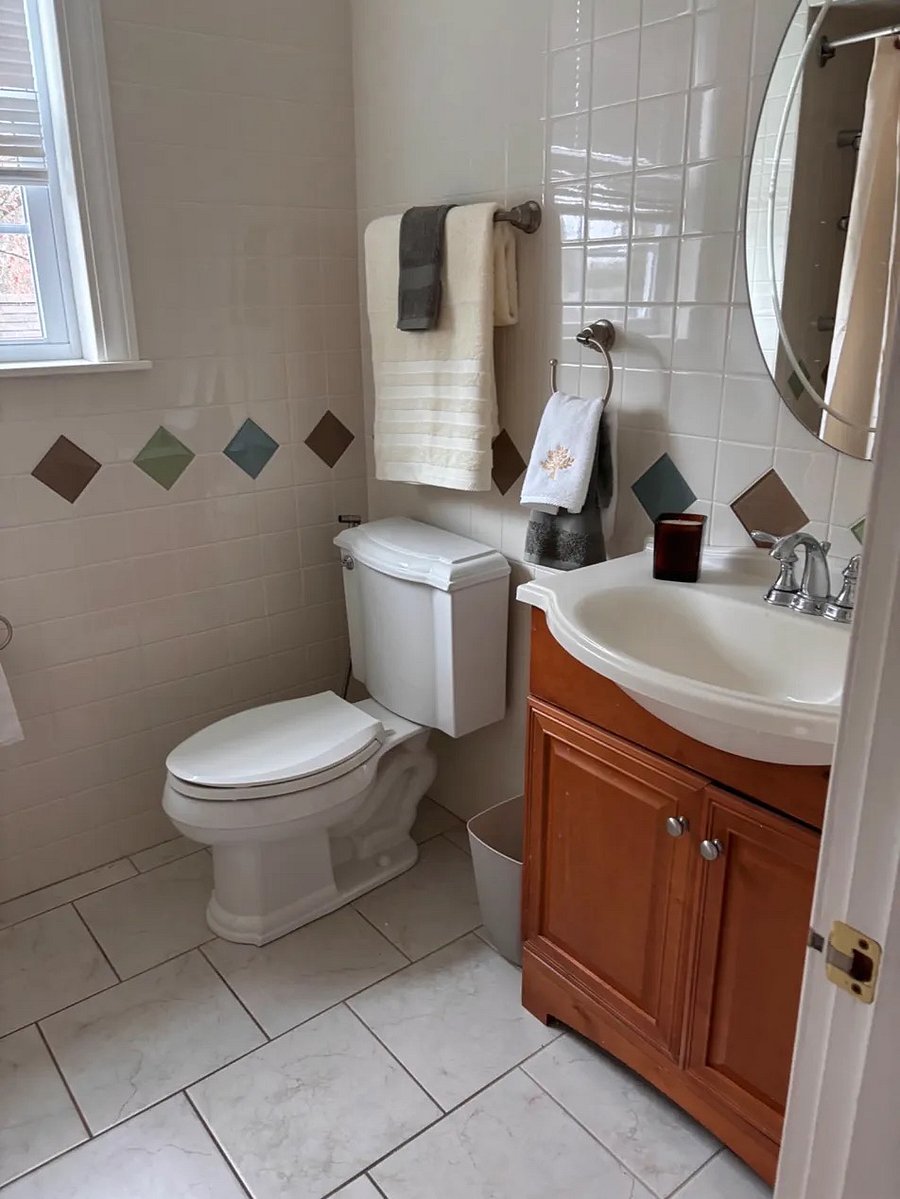 Guest Bathroom (shared with 1 other guest) 