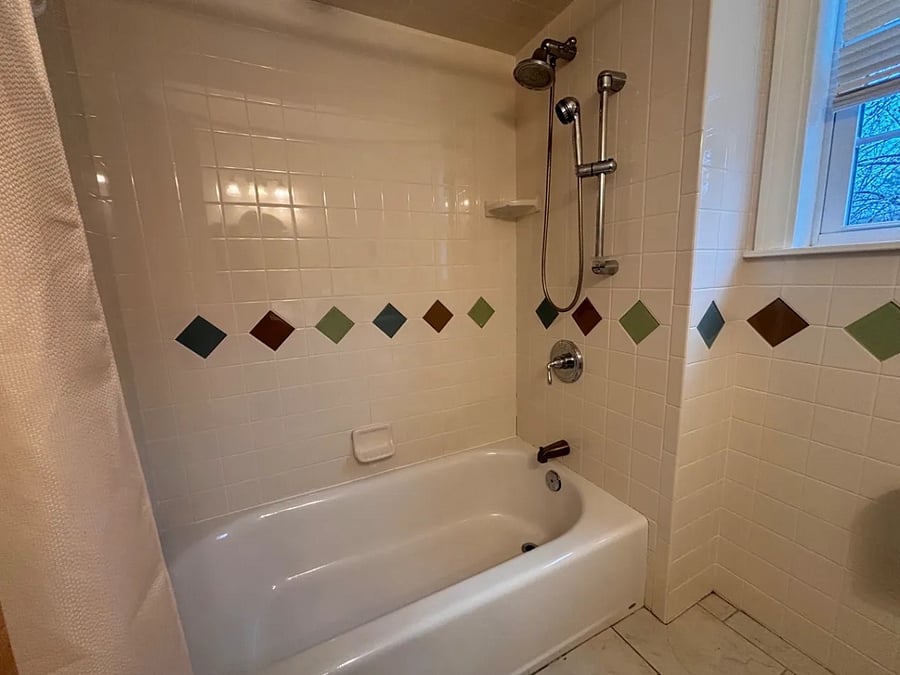 Guest Bathroom (shared with 1 other guest) 