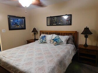The California King-size bed gives lots of sleeping-room.