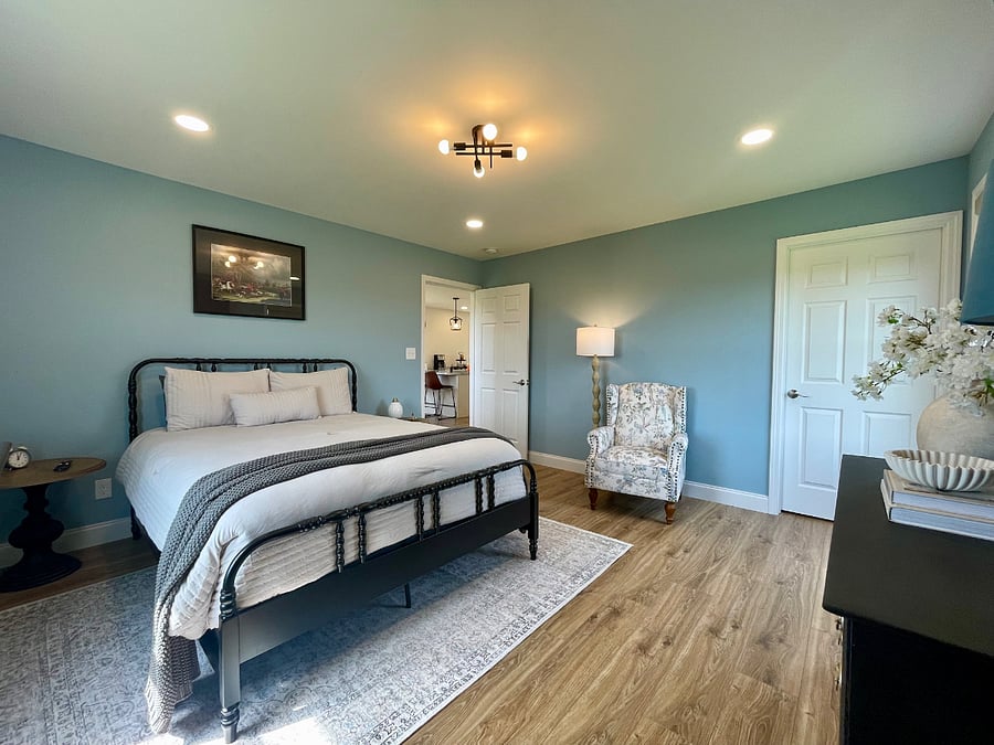 Bedroom 1 - Queen Bed