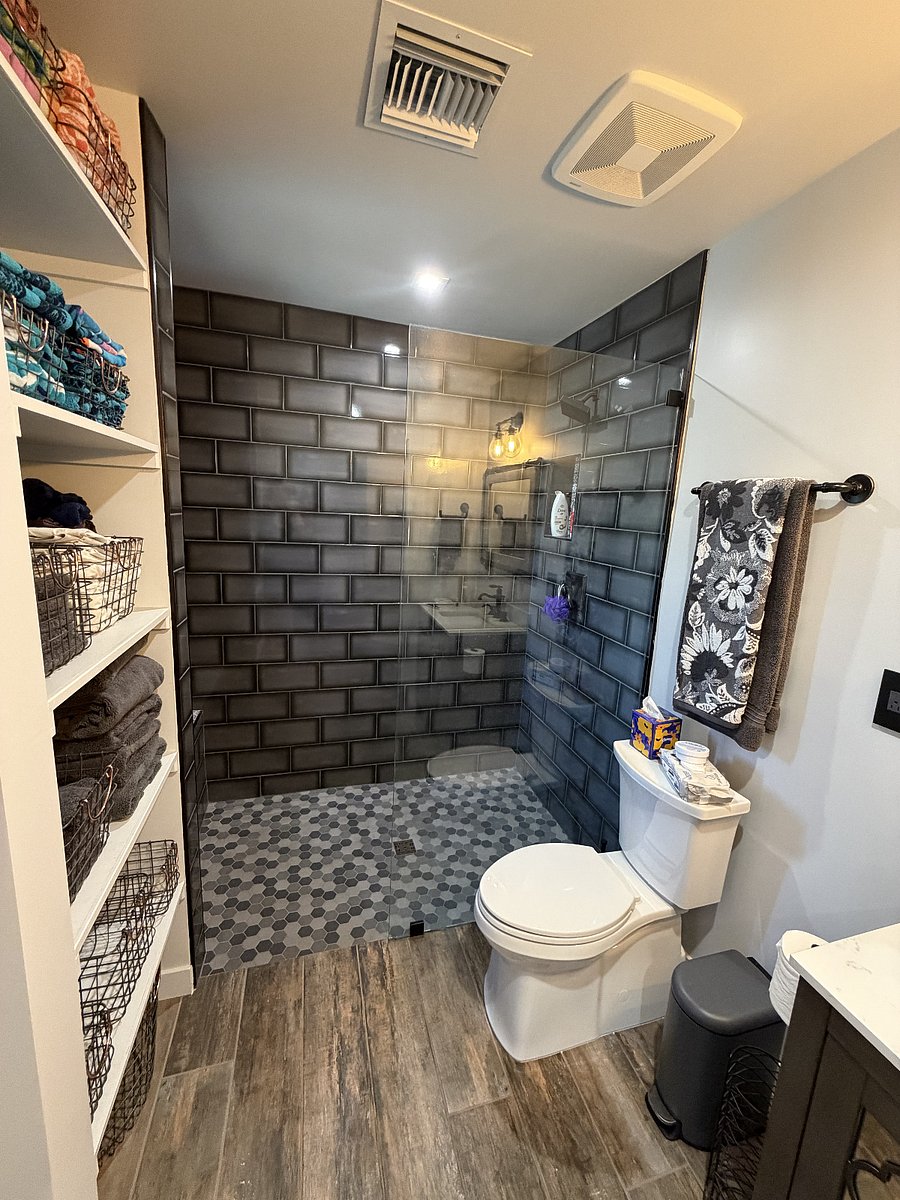 Second Master Bathroom En Suite.