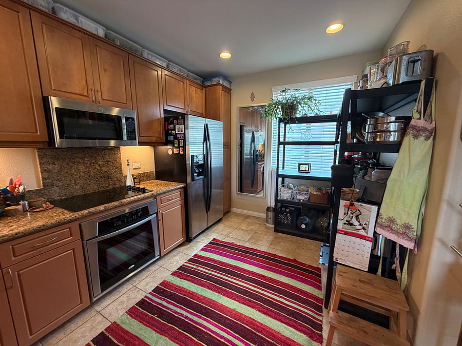 kitchen fully stocked with E facing window.