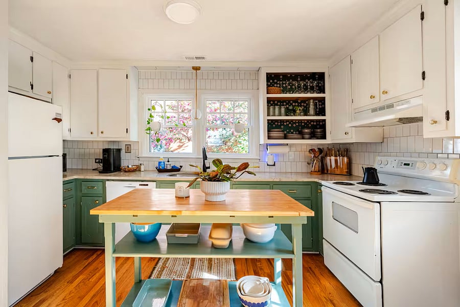 Fully stocked kitchen with new countertops