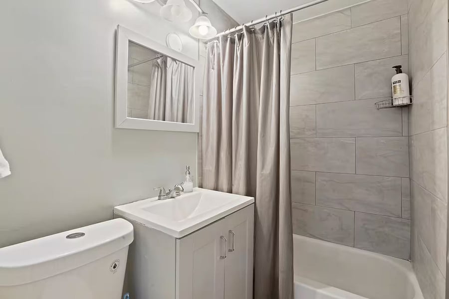 Full bathroom. Includes:
Air conditioning, bathtub, shower, body soap, conditioner, heating, hot water, shampoo, hair drying.
