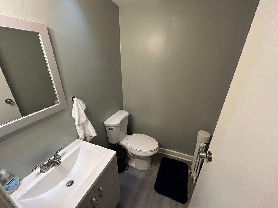 Bathroom. Includes: Air conditioning, hand soap, heating, hot water.