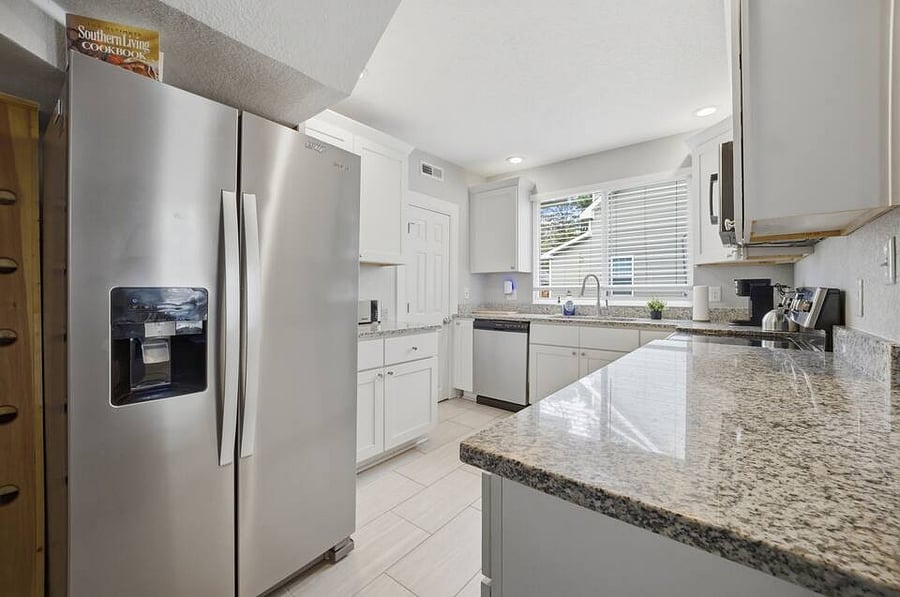 Plenty of counter space here! Its got everything you need to whip up a good meal.