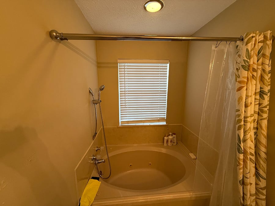 Big tub in main bathroom