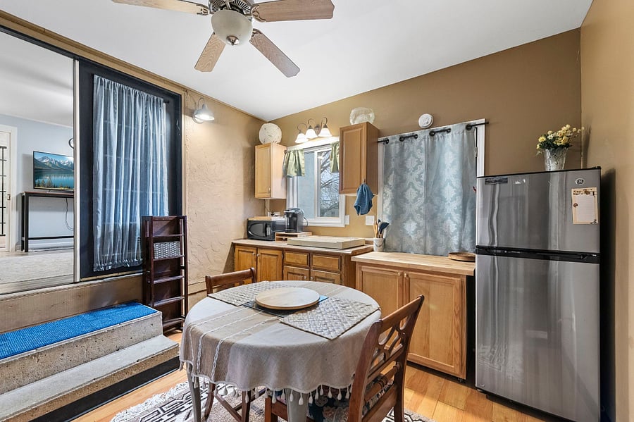 separate kitchenette/dining area
