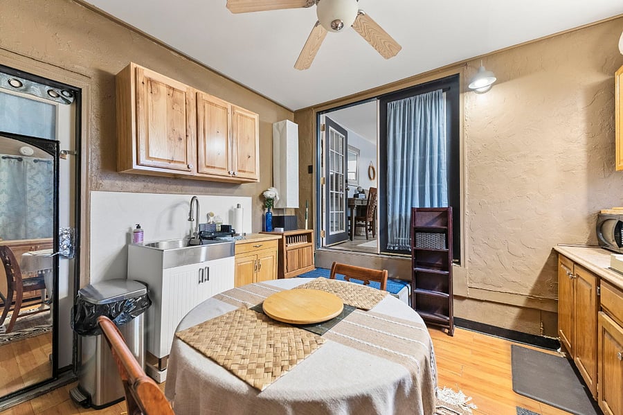 separate kitchenette/dining area
