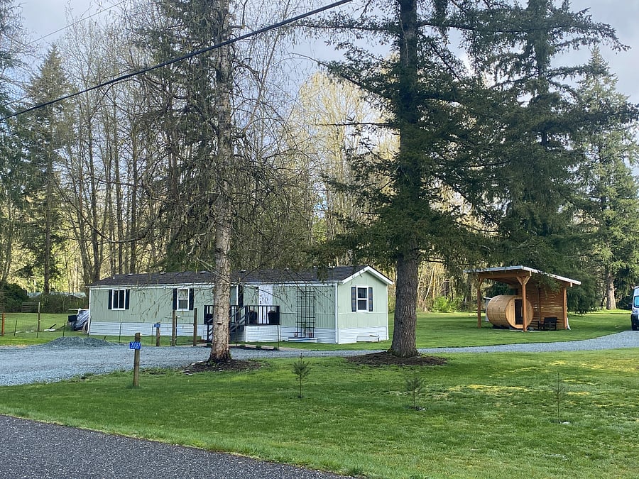Cheerful detached guest house. Gorgeous new sauna right behind. Park-like setting
