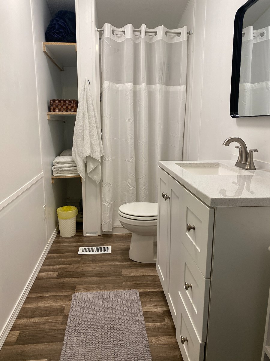Large Primary en suite bathroom.