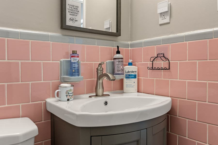 Small but wonderful sink with storage underneath and to either side. There's a first aid kit under this sink with a lot of other bonus amenities. The silver piece in the middle of the sink bowl is the stopper so just push that to open/close. Thx!