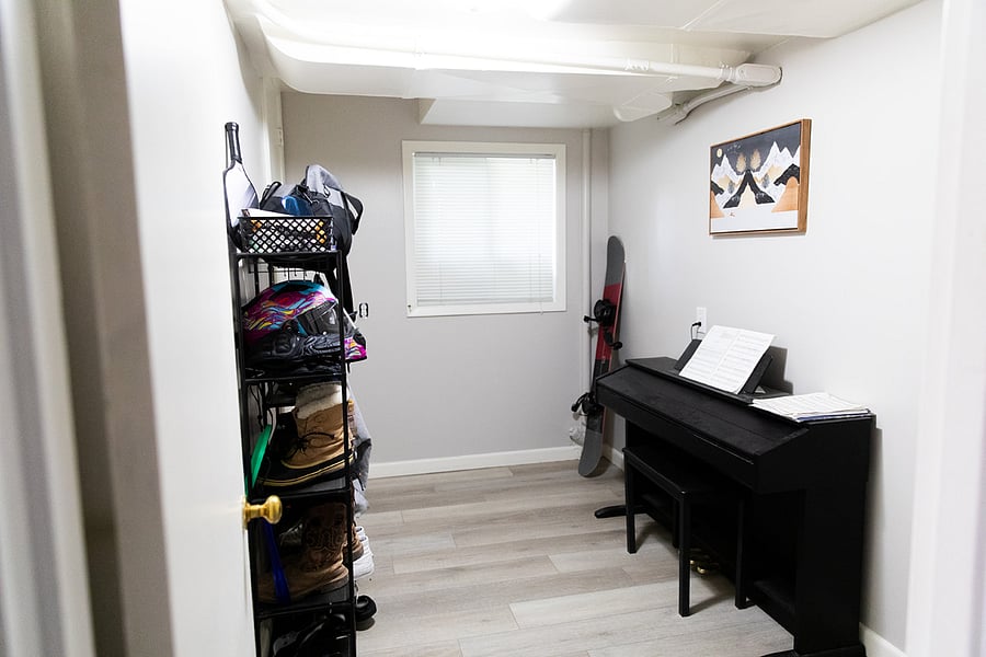 Bonus room with shelves for work shoes etc and a keyboard you are welcome to use.