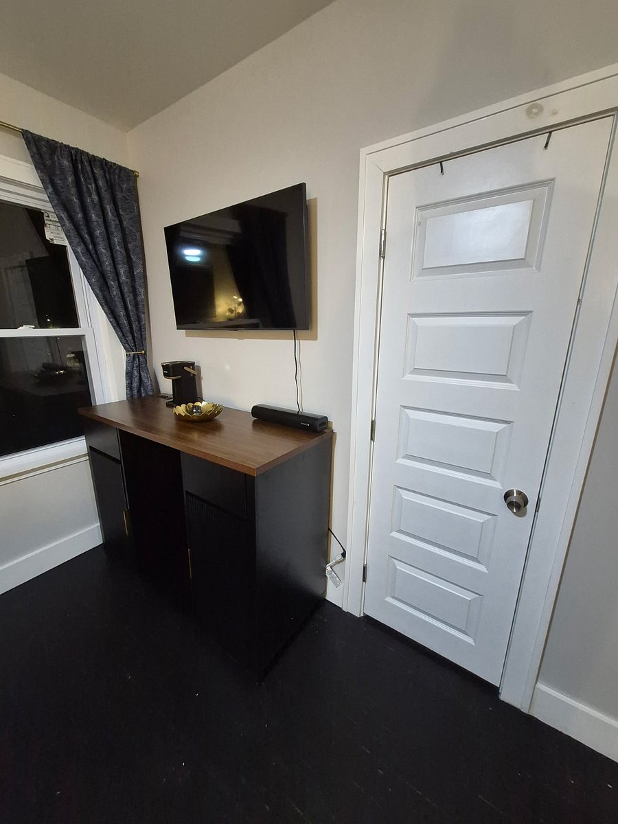 minbar and smart tv in bedroom