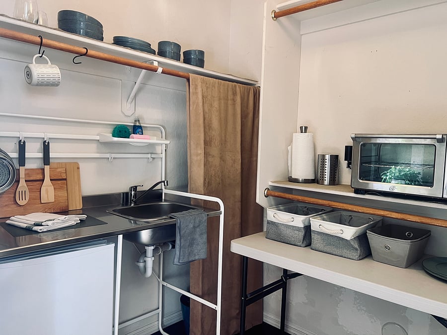 Kitchenette and movable workspace table