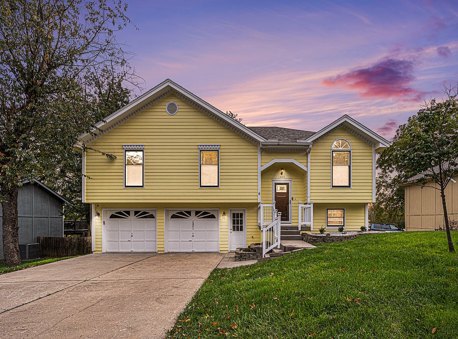 In the evening, the front exudes a cozy and charming atmosphere, softly lit to make the home feel welcoming and enchanting.