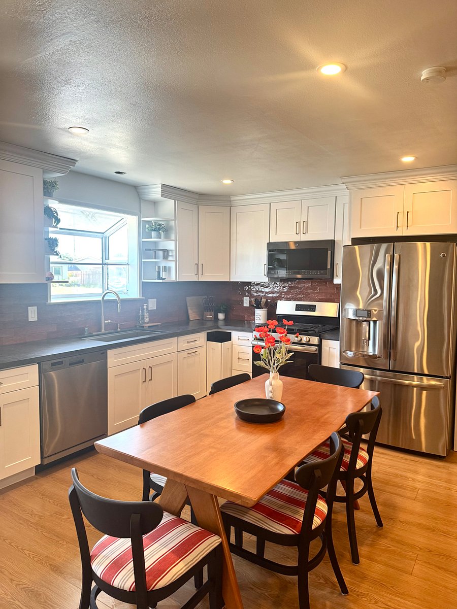 Full Kitchen and Dinning