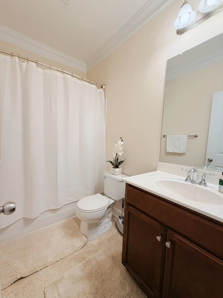 Shared bathroom for bedroom 2 & 3.
