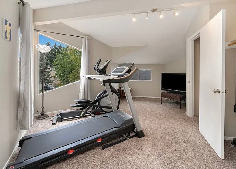Shared Home Gym (shared with one other tenant and live in landlord)