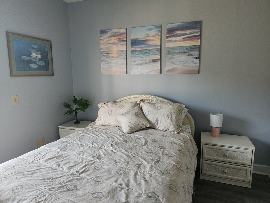 Rear bedroom, queen bed