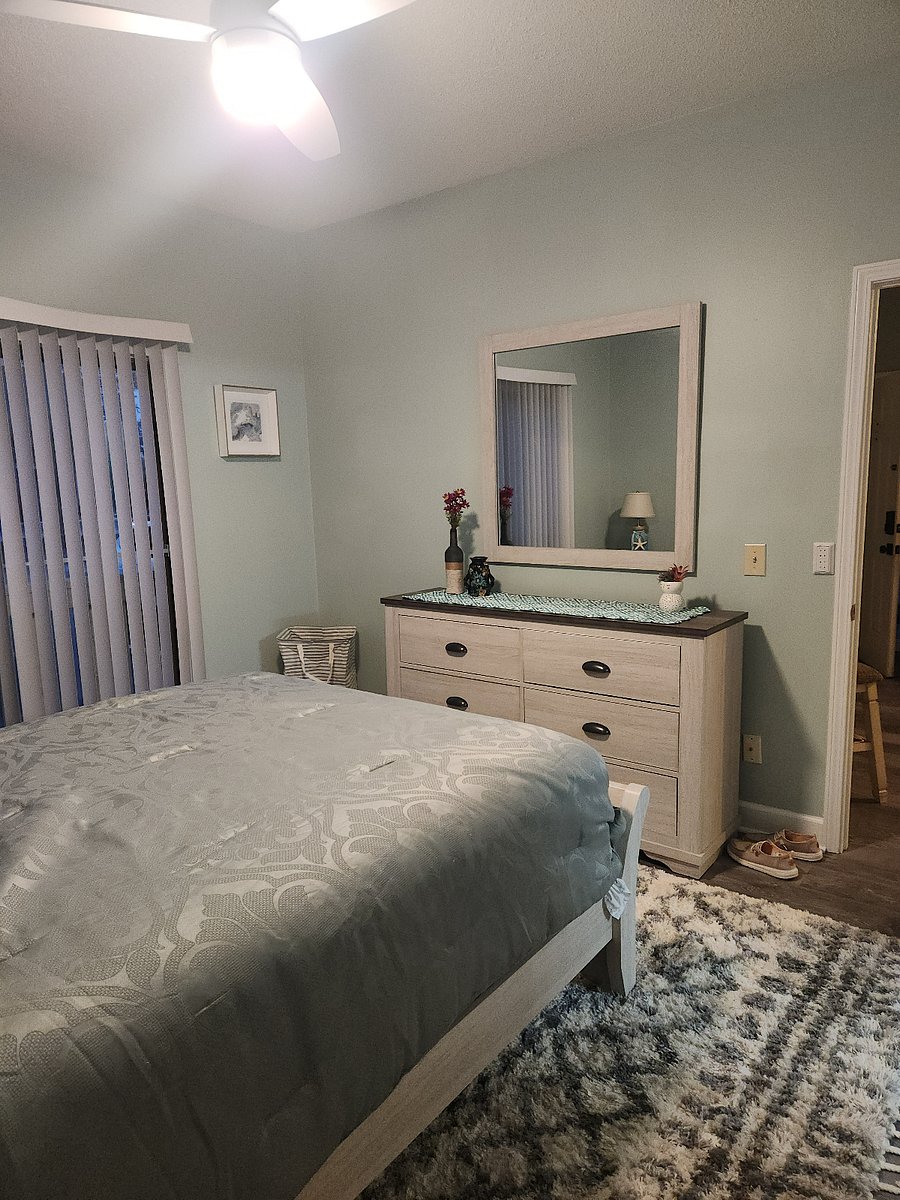 Front bedroom, queen bed