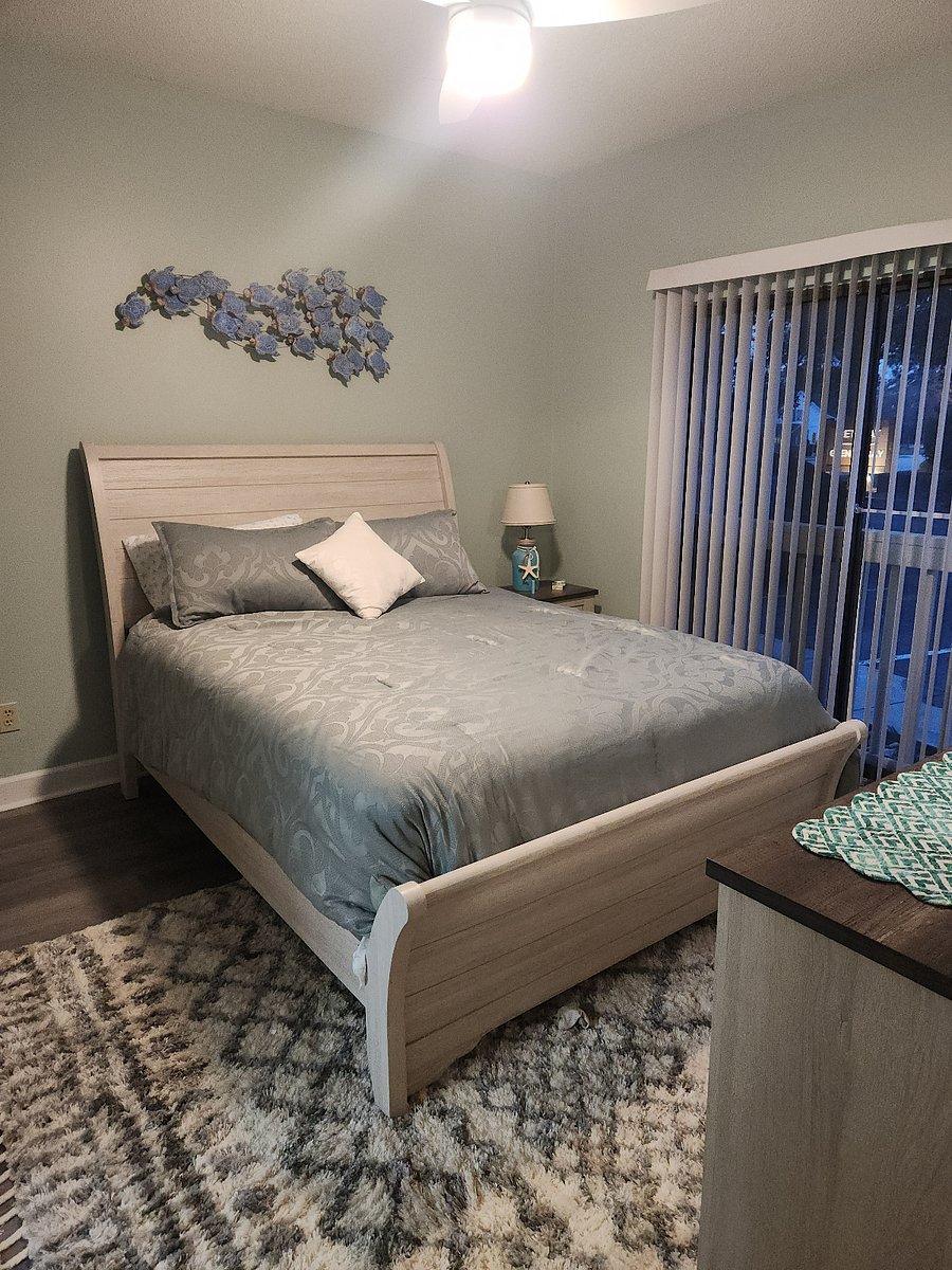 front bedroom, queen bed