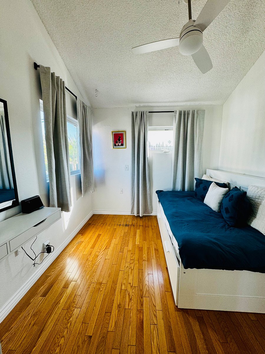 Secondary bedroom with daybed 