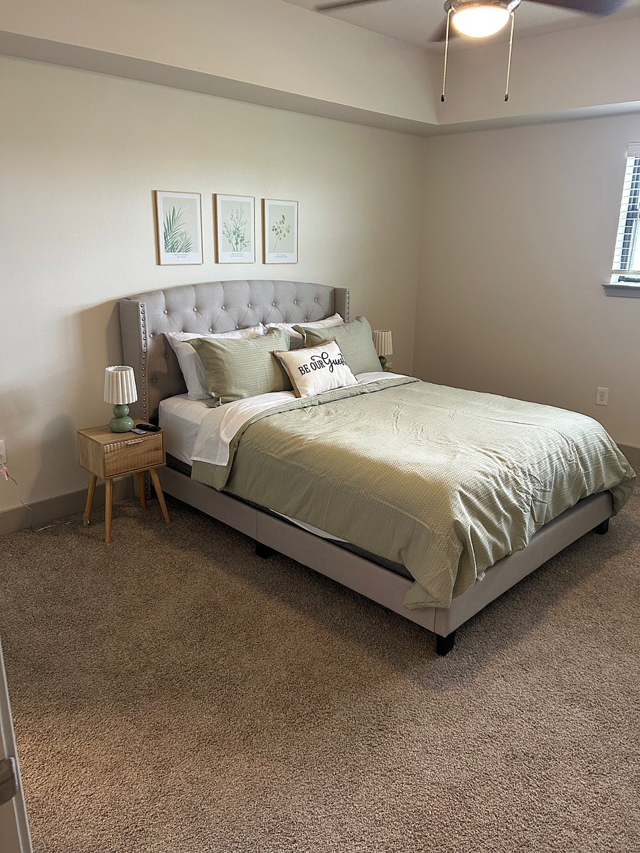 Bedroom 2, Queen Bed.
