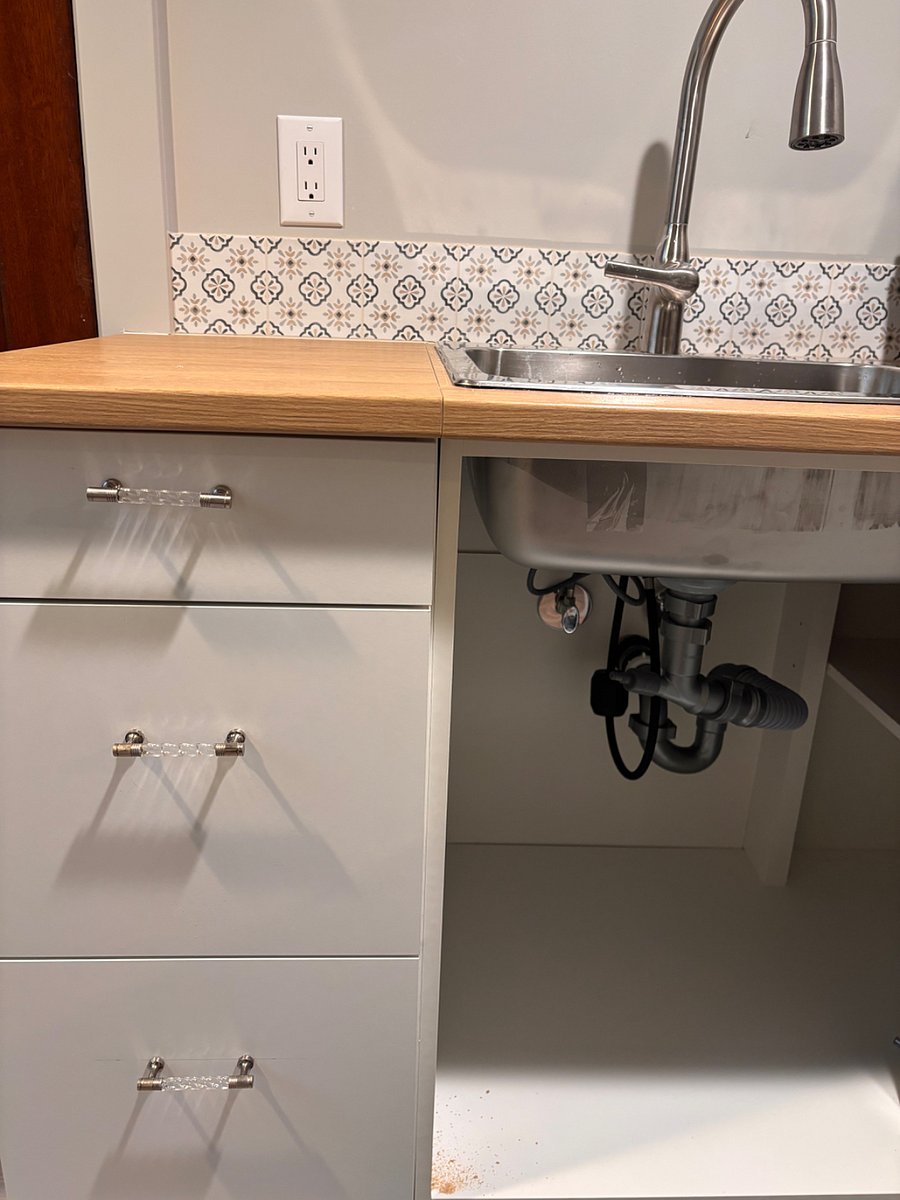 Detail of sink/cabinet/tiling/undersink