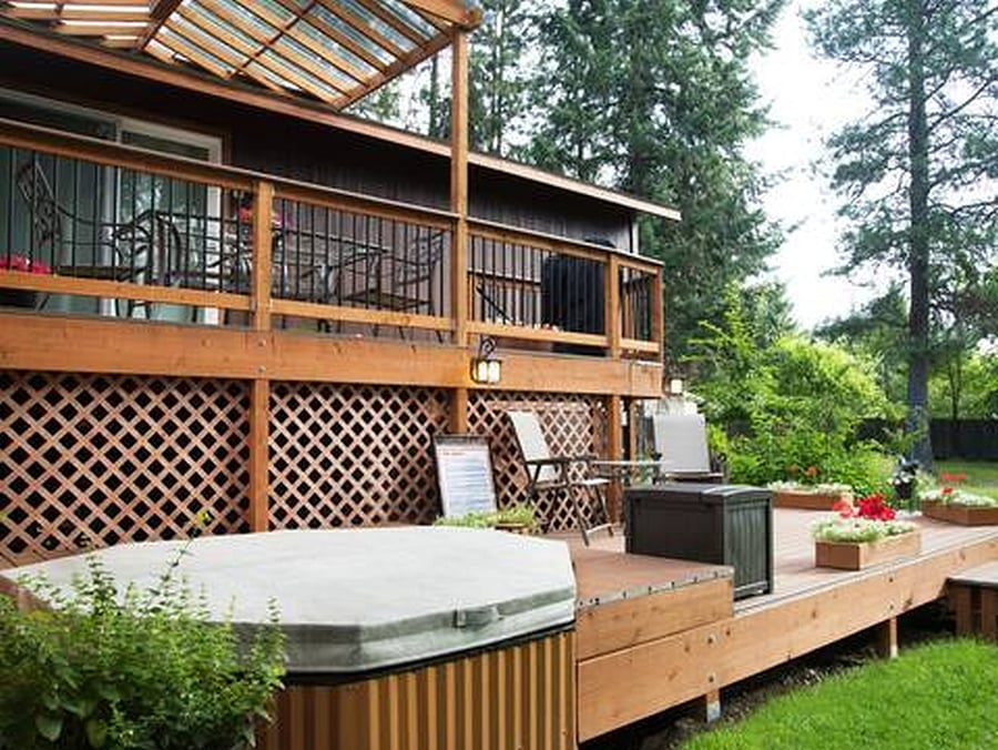 Hot Tub on lower deck.