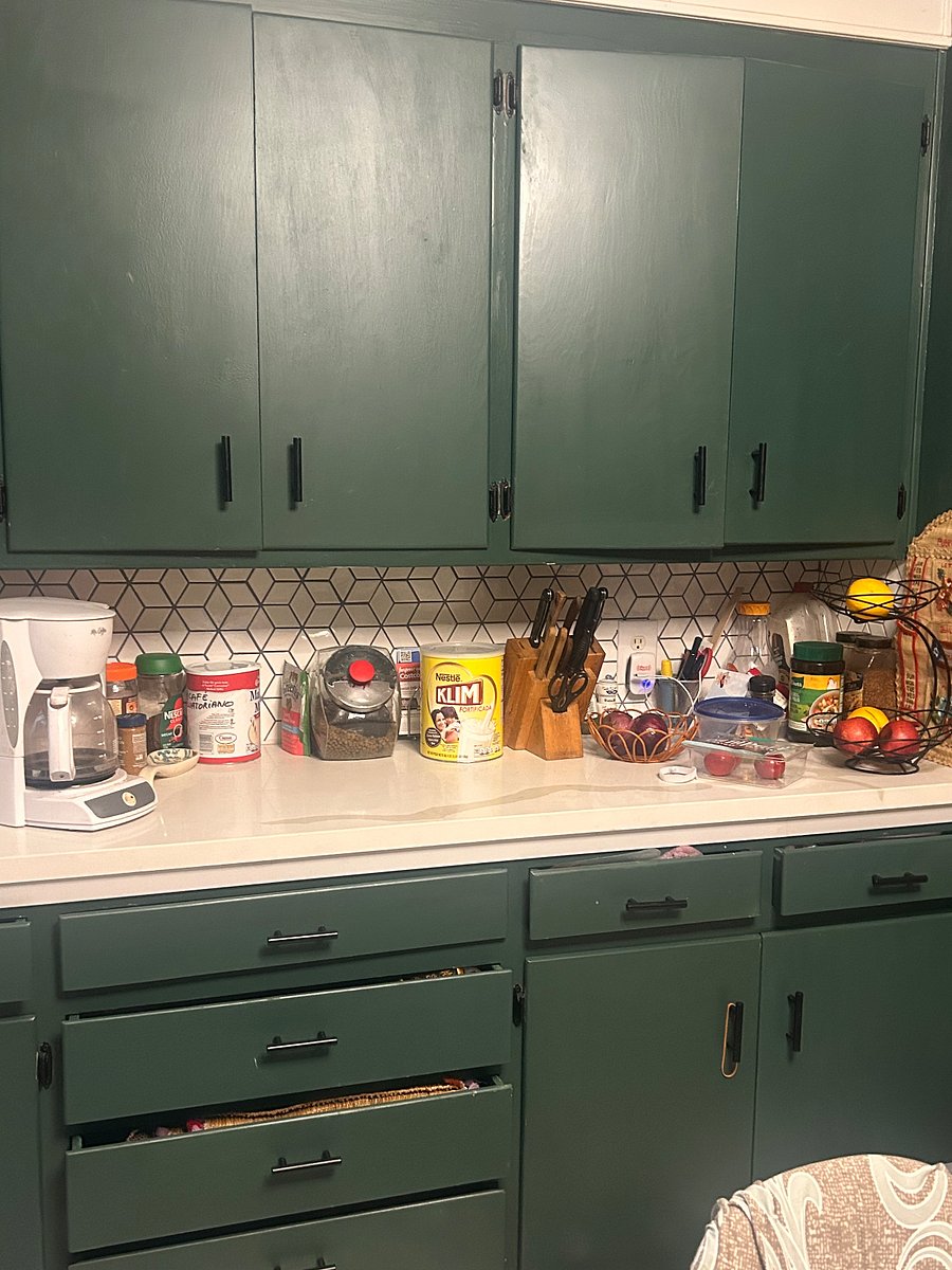 Eight feet countertop in kitchen