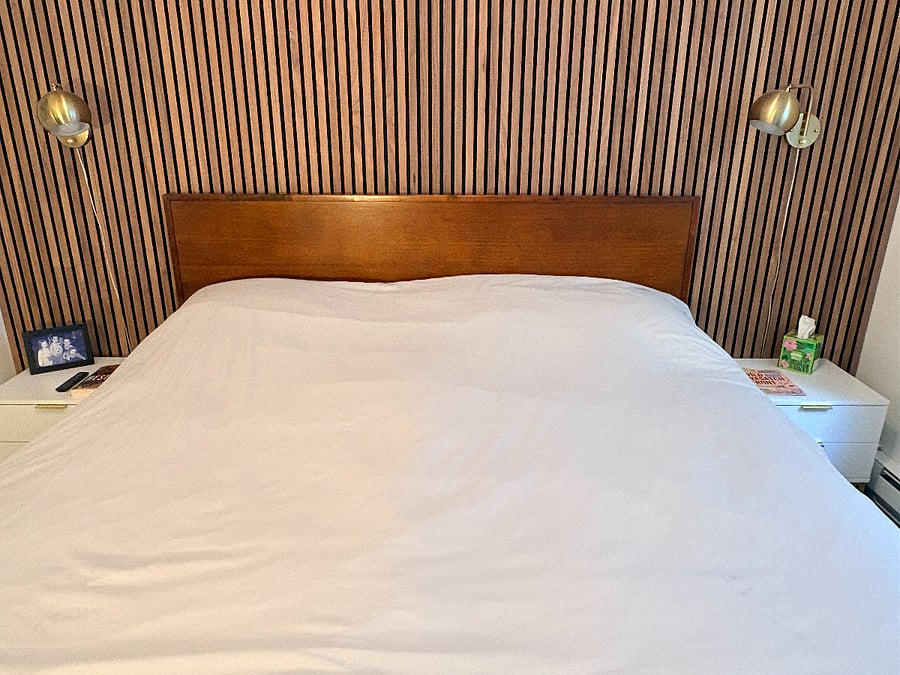 Bedroom: king-size hybrid memory foam bed, linens provided