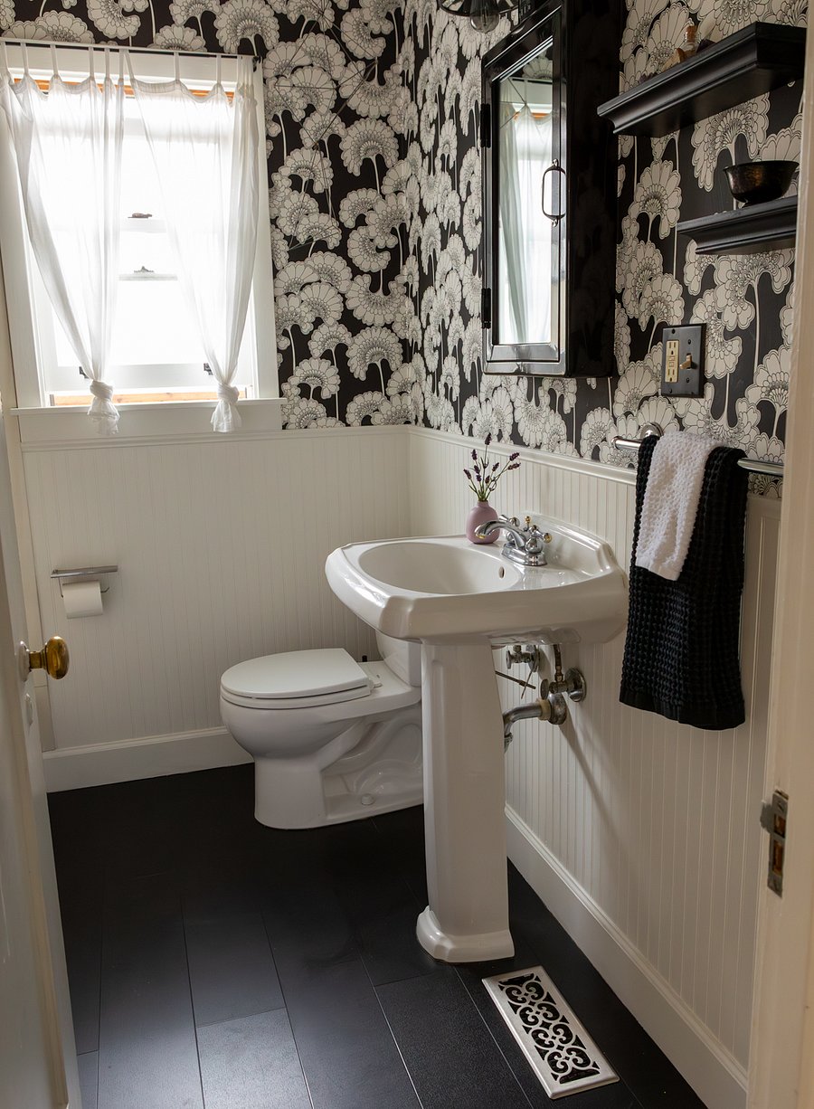 Single BR. Shower / Tub.
New Flooring, fixtures, wallpaper, wanes cotting.