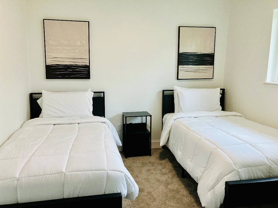 Cozy bedroom with two twin beds ideal for a comfortable and flexible stay.