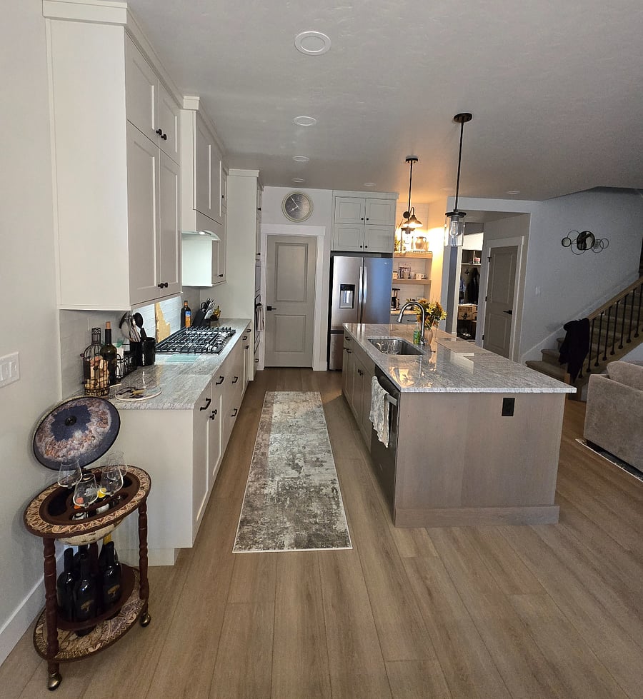 A view of the generously sized kitchen, equipped with everything you need, from preparing gourmet meals to warming up takeout with ease!
